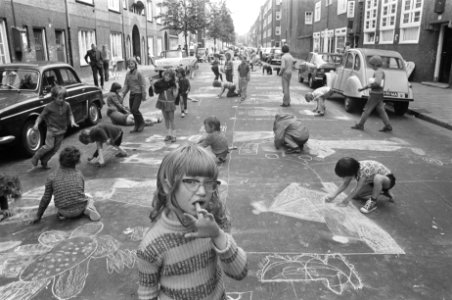 Schooljeugd in Amsterdam aan het straattekenen in de Polanenstraat, Bestanddeelnr 925-7131