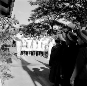 Schoolmeisjes zingen het koninklijk paar toe in Oranjestad op Sint Eustatius, Bestanddeelnr 252-4063