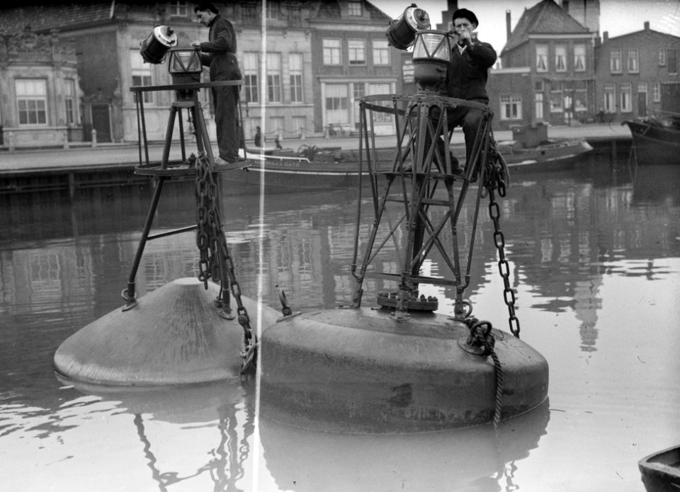 Schoonmaken in Enkhuizen lichtboeien van het IJsselmeer, Bestanddeelnr 904-4560