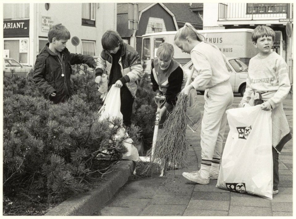 Schoonmaakactie door kinderen in Wijk aan Zee. NL-HlmNHA 54021188