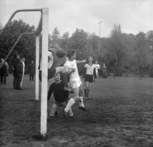 Schoolvoetbal Opleidings Heilgymnasium tegen Gemeentelijke Kweekschool , demifi, Bestanddeelnr 915-1632