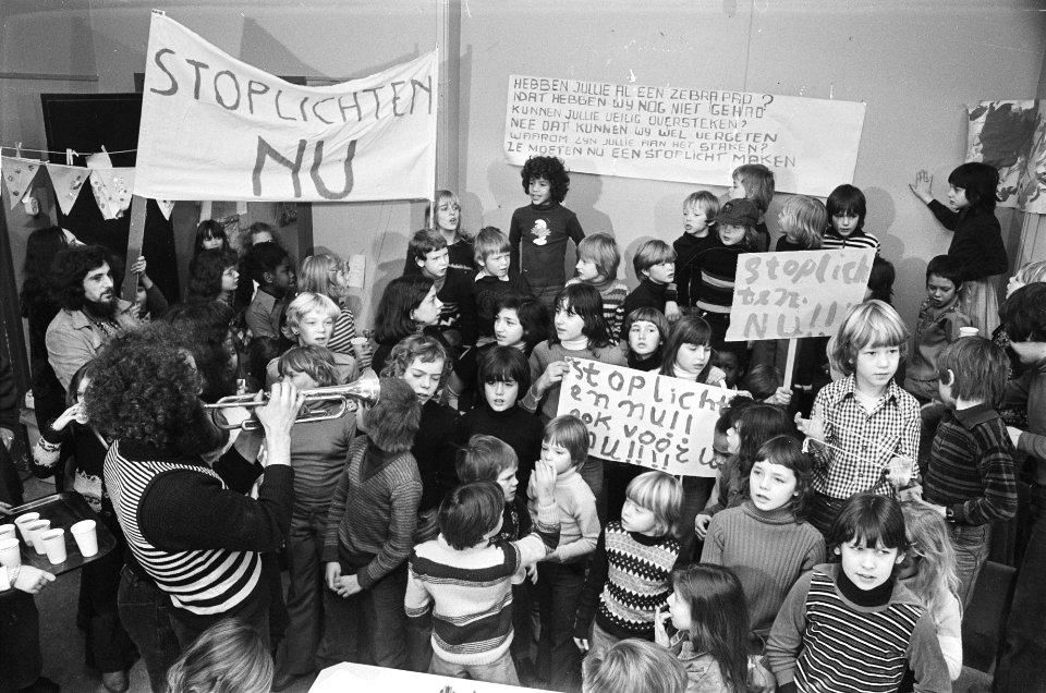 Schoolstaking kinderen 8e Montesorischool aan Zeeburgerdijk in Amsterdam, Bestanddeelnr 929-5310