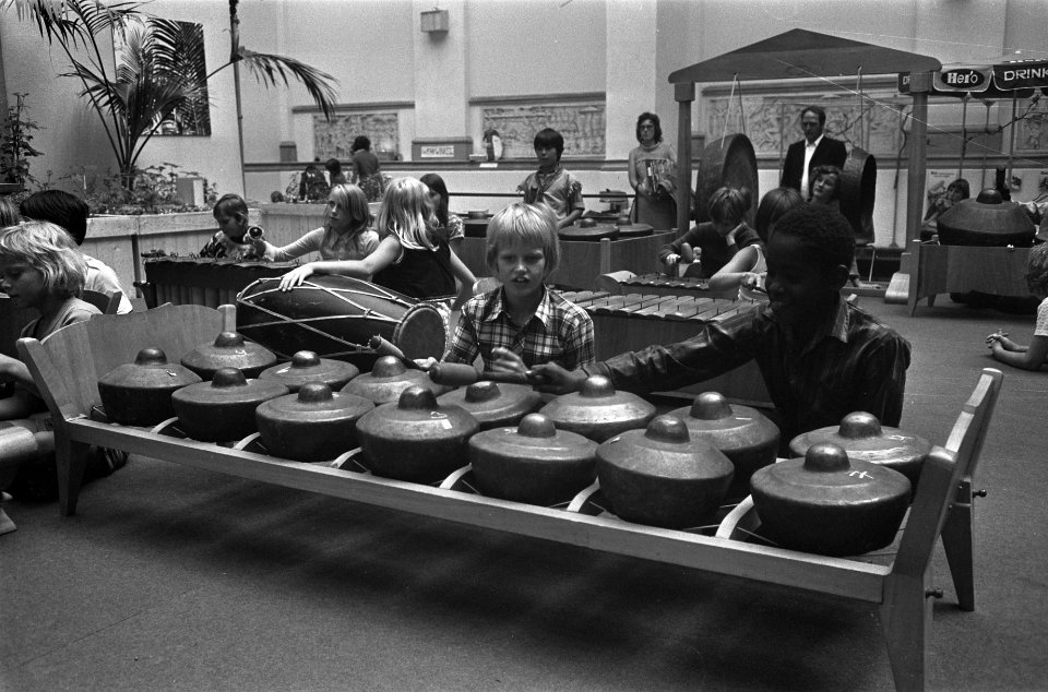 Schoolvakantie, kinderen bespelen gamelan in Tropenmuseum te Amsterdam, Bestanddeelnr 926-5384