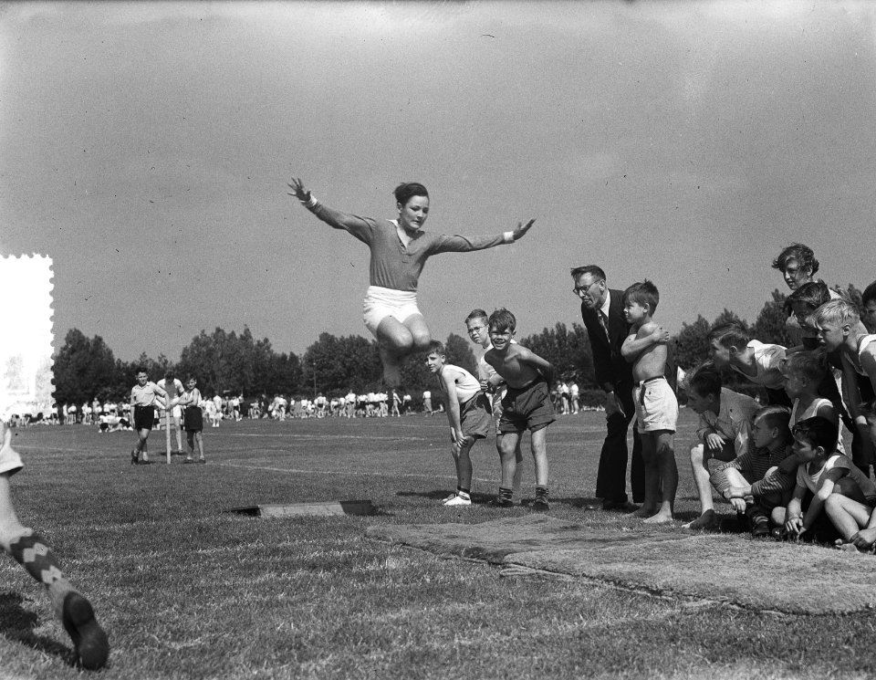 Schoolsportdag te Amsterdam. Hardlopen en verspringen, Bestanddeelnr 905-7703