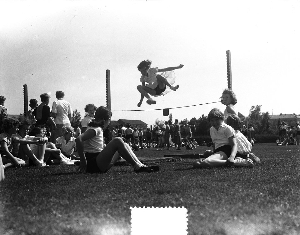 Schoolsportdag te Amsterdam. Hardlopen en verspringen, Bestanddeelnr 905-7701