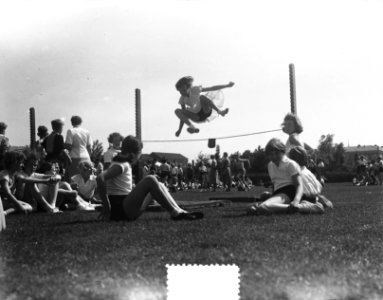 Schoolsportdag te Amsterdam. Hardlopen en verspringen, Bestanddeelnr 905-7701