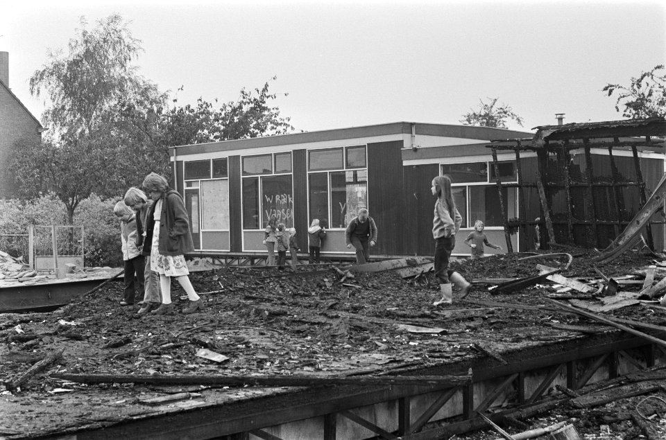 School in brand gestoken in Leerdam, ramen beschilderd met RMS-leuzen, Bestanddeelnr 928-8440