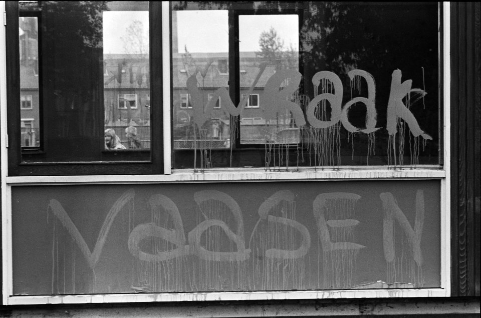 School in brand gestoken in Leerdam, ramen beschilderd met RMS-leuzen, Bestanddeelnr 928-8441