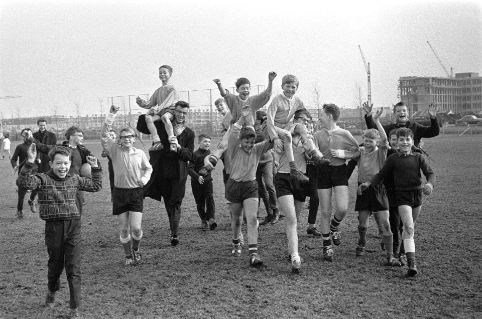 Schoolvoetbal de Zach Jansen tegen St Cornelis te Buitenveldert, de jongens va, Bestanddeelnr 916-0940