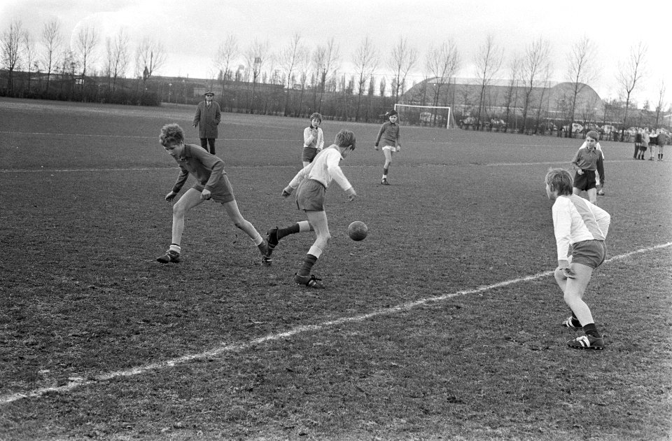 Schoolvoetbal competitie begonnen te Amsterdam spelmoment, Bestanddeelnr 922-2560