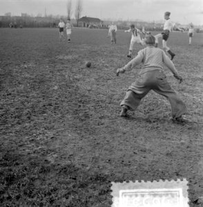 Schoolvoetbal in Amsterdam begonnen, Bestanddeelnr 905-6537