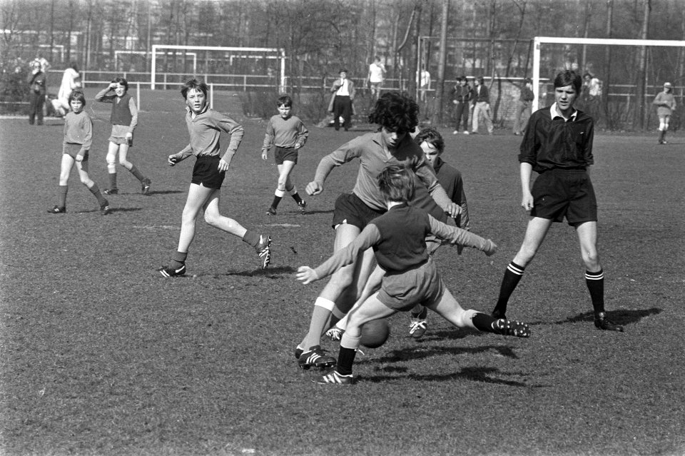 Schoolvoetbal Paastoernooi begonnen in Amsterdam, spelmoment Koningin Juliana sc, Bestanddeelnr 925-4604