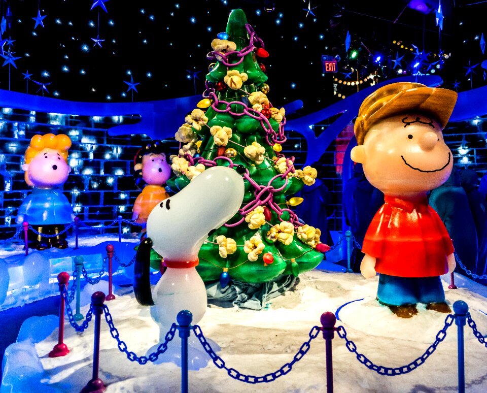 Charlie brown peanuts characters christmas snoopy