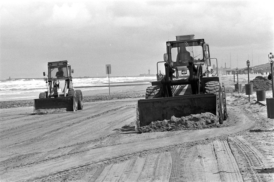 Schoonmaken strand van olie bij Kijkduin met bulldozers, Bestanddeelnr 932-2104
