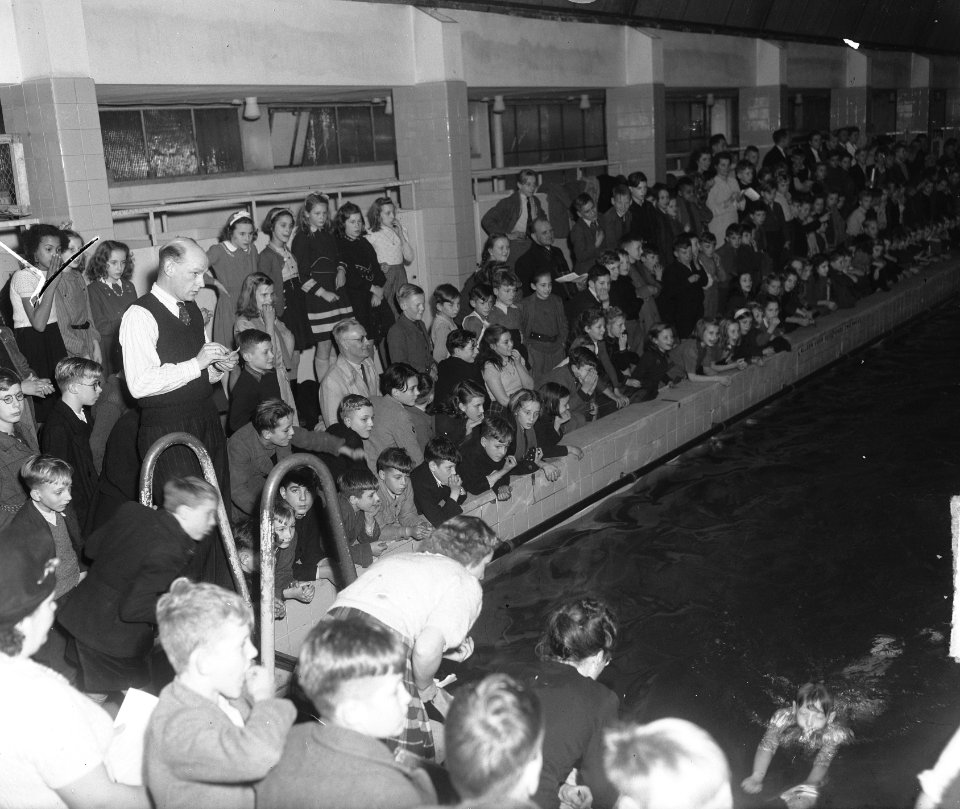 Schoolzwemfeest in Sportfondsenbad West, Bestanddeelnr 903-1379