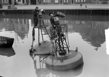 Schoonmaken in Enkhuizen lichtboeien van het IJsselmeer, Bestanddeelnr 904-4559