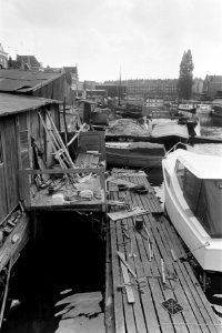 Schoonmaakaktie van kinderen op Brikerseiland, Amsterdam jong en oud aan schoon, Bestanddeelnr 923-5232