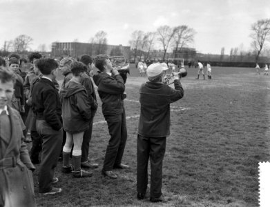 Schoolvoetbal te Amsterdam, aanhangers van de Dongeschool moedigen hun elftal aa, Bestanddeelnr 910-2809