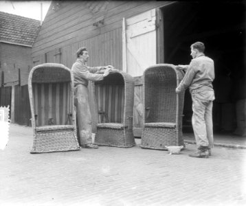 Schoonmaken badstoelen Zandvoort, Bestanddeelnr 905-5086