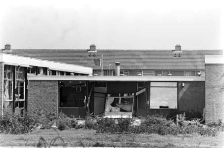School Bovensmilde na aanval met muur waardoor tank reed, Bestanddeelnr 929-2247