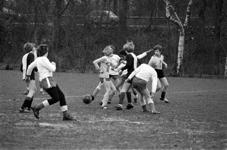 Schoolvoetbaltoernooi in Amsterdam begonnen, jonge voetballers in aktie in Amsterdam, Bestanddeelnr 931-3543