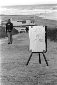Schoonmaken strand van olie bij Kijkduin met bulldozers waarschuwingsbord met , Bestanddeelnr 932-2105