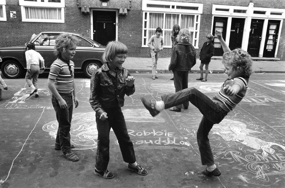Schooljeugd in Amsterdam aan het straattekenen in de Polanenstraat, Bestanddeelnr 925-7136
