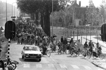 Schoolkinderen op de fiets naar Hoofddorp uit protest tegen uitblijven fietspade, Bestanddeelnr 929-7230