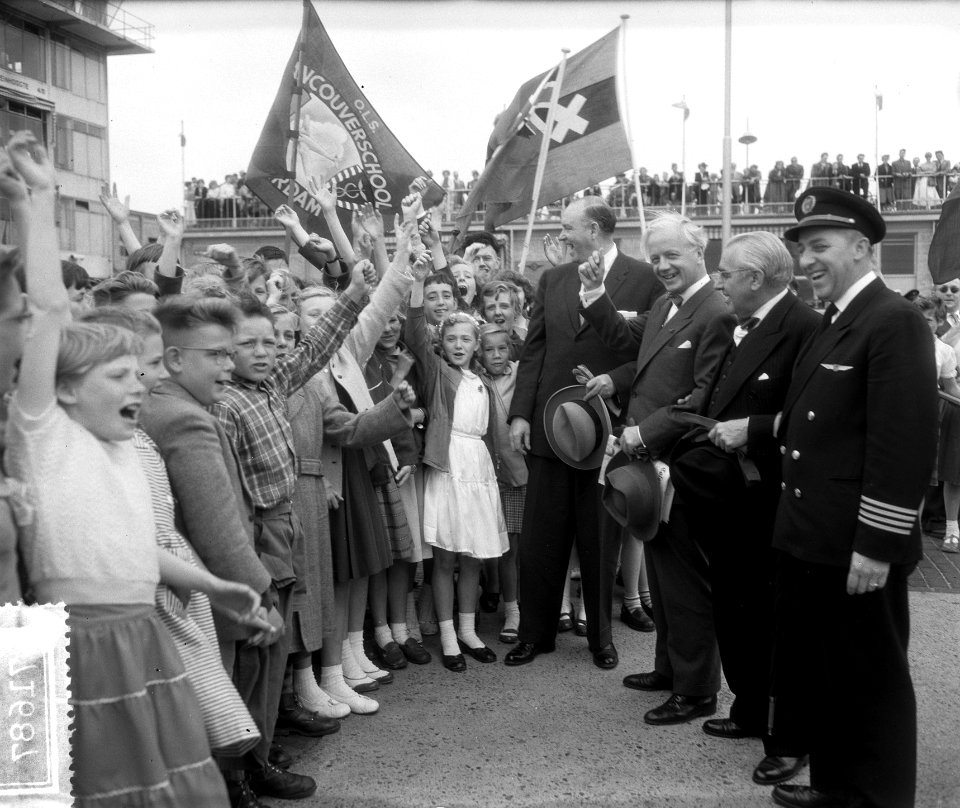 Schoolkinderen van de Vancouverschool uit Amsterdam op Schiphol 3e van rechts b, Bestanddeelnr 907-1669
