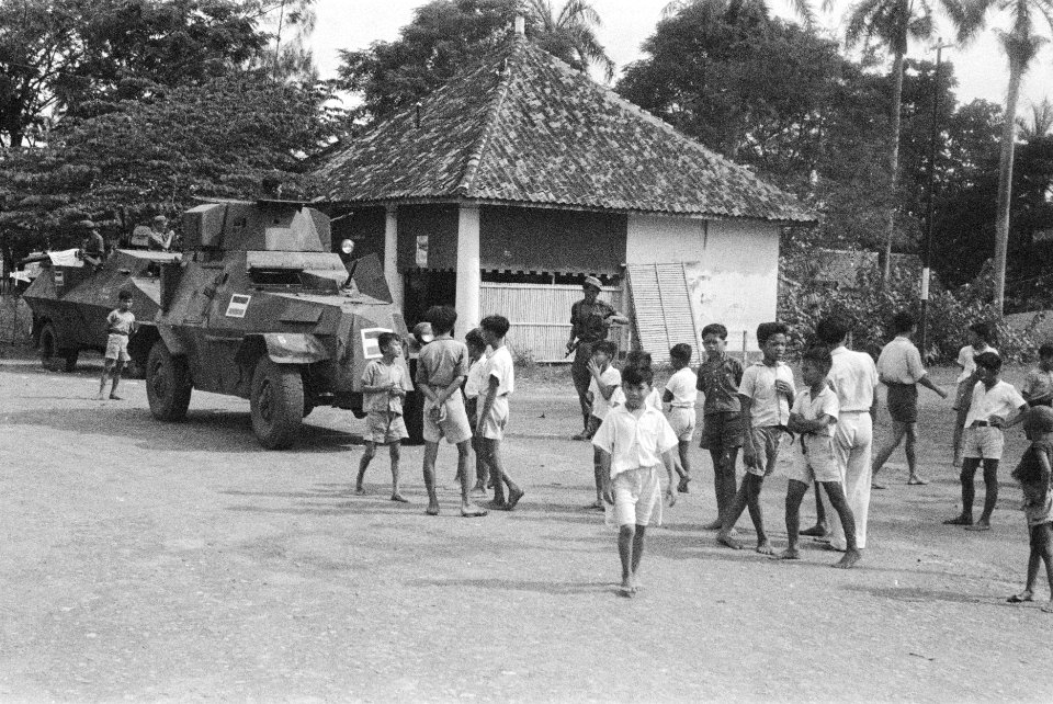 Schoolkinderen op straat bij pantserwagens van Bataljon Infanterie I KNIL, Bestanddeelnr 6-1-4