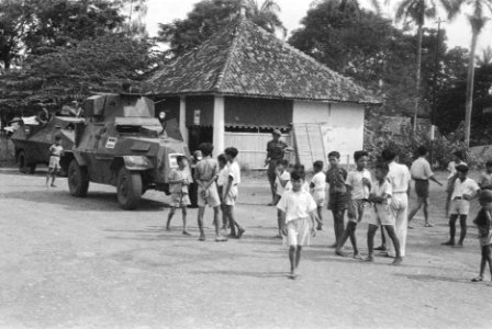 Schoolkinderen op straat bij pantserwagens van Bataljon Infanterie I KNIL, Bestanddeelnr 6-1-4