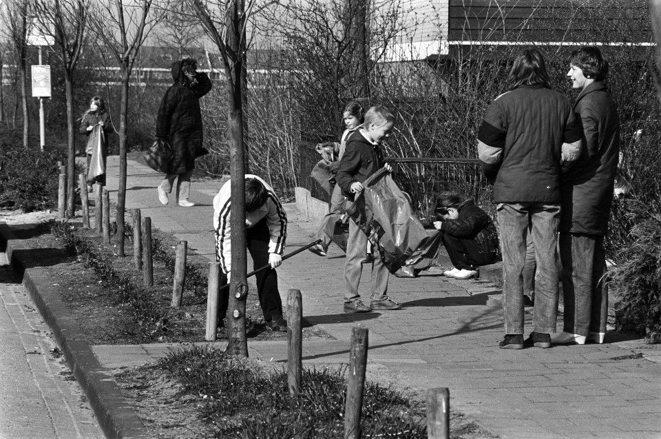 Schoolkinderen maken Monnickendam schoon in kader van de jaarlijkse milieudag ve, Bestanddeelnr 932-0791