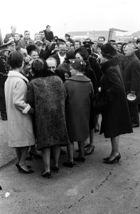 Schoonouders en 2 zusters van Don Carlos op Schiphol, de Koninklijke familie was, Bestanddeelnr 916-0366