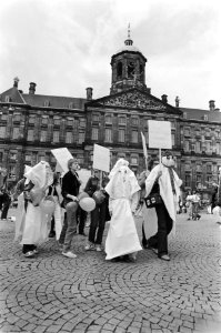 Schoolverlaters verkleed als jeugdwerkloosheidsspoken demonstreren op de Dam, Bestanddeelnr 929-8901