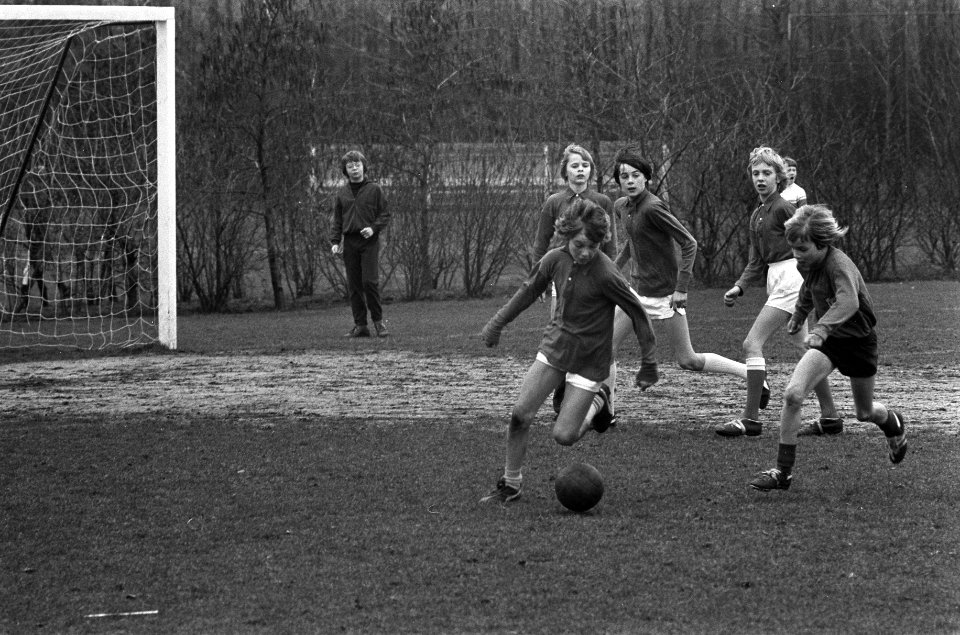 Schoolvoetbal in Amsterdam Schinkel tegen Rosj Pina , spelmoment, Bestanddeelnr 927-0775