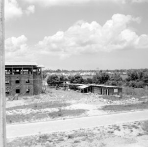 Schoolgebouw in aanbouw bij Paramaribo, Bestanddeelnr 252-2231