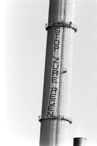 Schoorsteen Amercentrale in Geertruidenberg bezet door Vereniging Milieudefensie, Bestanddeelnr 932-9207