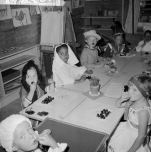 Schoolvakantie nadert op kleuterschool in Amsterdam verkleden de leerlingetjes z, Bestanddeelnr 916-6360 photo