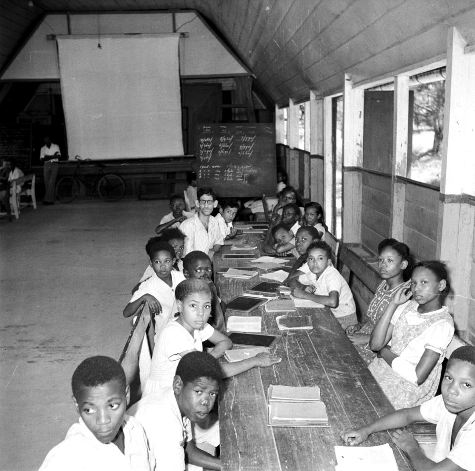 Schoolkinderen in een klaslokaal in Suriname (Leprozerie Bethesda), Bestanddeelnr 252-6246