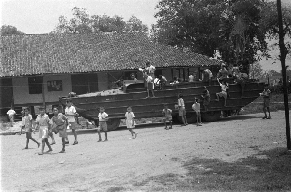 Schoolkinderen bij een amfibievoertuig (DUKW), Bestanddeelnr 69-1-6
