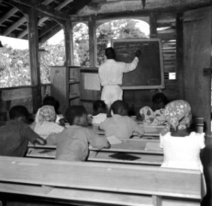 School, waarschijnlijk in het boslandcreooldorp Ganzee, Bestanddeelnr 252-5763
