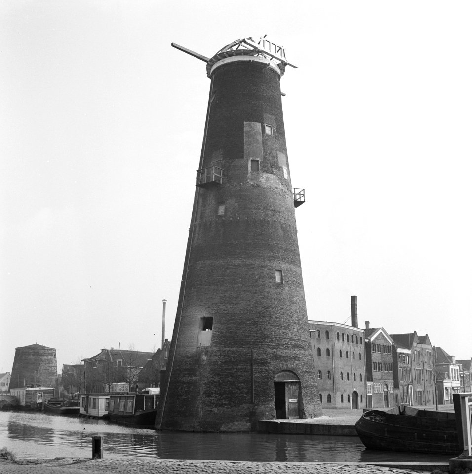 Schiedam restaureert molen De Noord. Links op de achtergrond de stomp van molen , Bestanddeelnr 913-6020