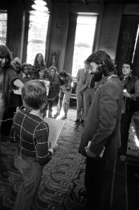 Schoolkinderen bieden handtekeningen aan op Amsterdams stadhuis ivm hondenvui, Bestanddeelnr 928-1681