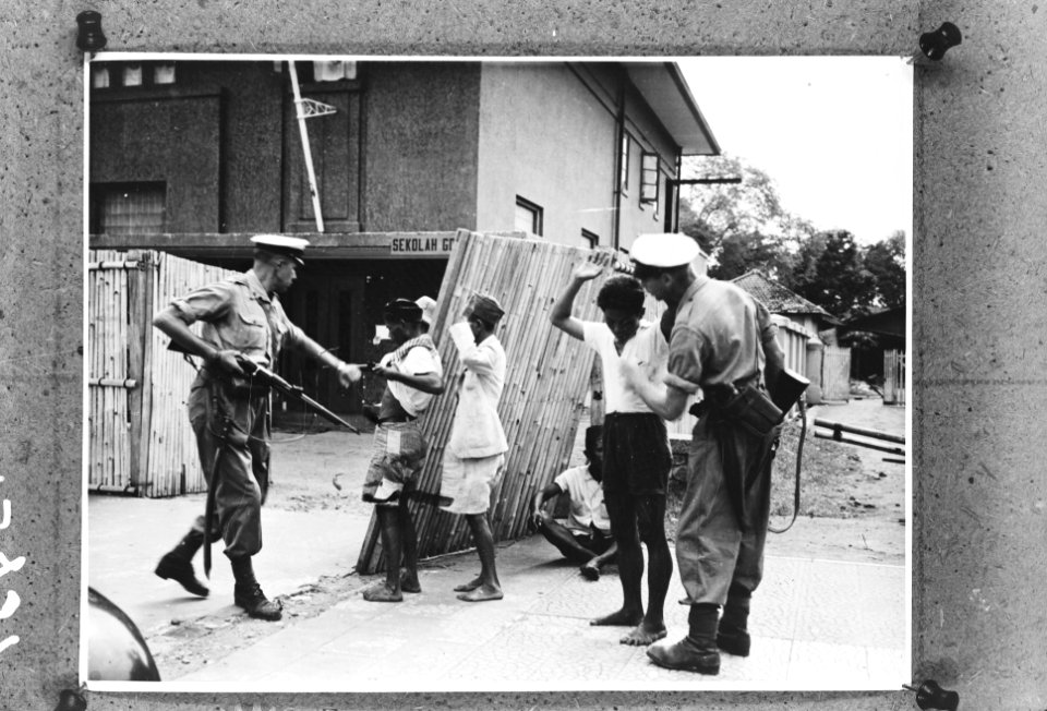 Schoolkinderen in Batavia worden gecontroleerd door Nederlandse militairen, Bestanddeelnr 901-3451