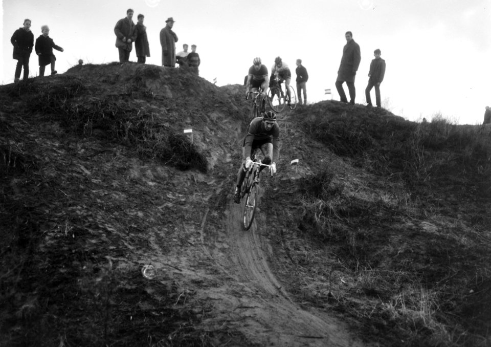 Schiedam. Cycle cross in Sterrenbos met de profs aan de leiding C. van Hulst (d, Bestanddeelnr 917-2597