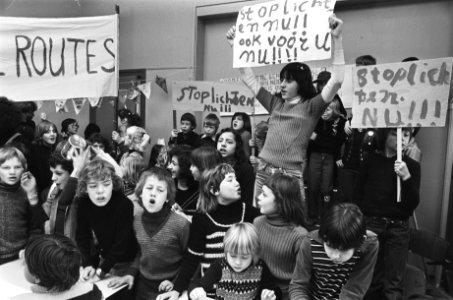 Schoolstaking kinderen 8e Montesorischool aan Zeeburgerdijk in Amsterdam, Bestanddeelnr 929-5311