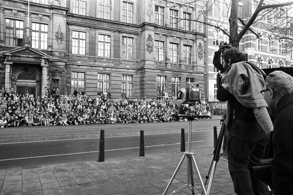 Schooltraditie van Barlaeus Gymnasium in ere hersteld door schoolfoto van alle 5, Bestanddeelnr 932-0515