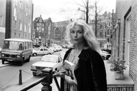 Schrijfster Belinda Meulendijk met boek Mooie Mensen (Amsterdam), Bestanddeelnr 930-7618