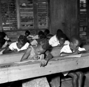 School, waarschijnlijk in het boslandcreooldorp Ganzee, Bestanddeelnr 252-5762