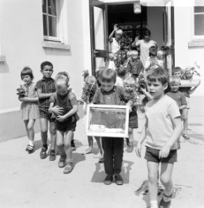 Schoolvakantie begonnen, kinderen met planten, goudvis en hamster naar huis, Bestanddeelnr 919-3126